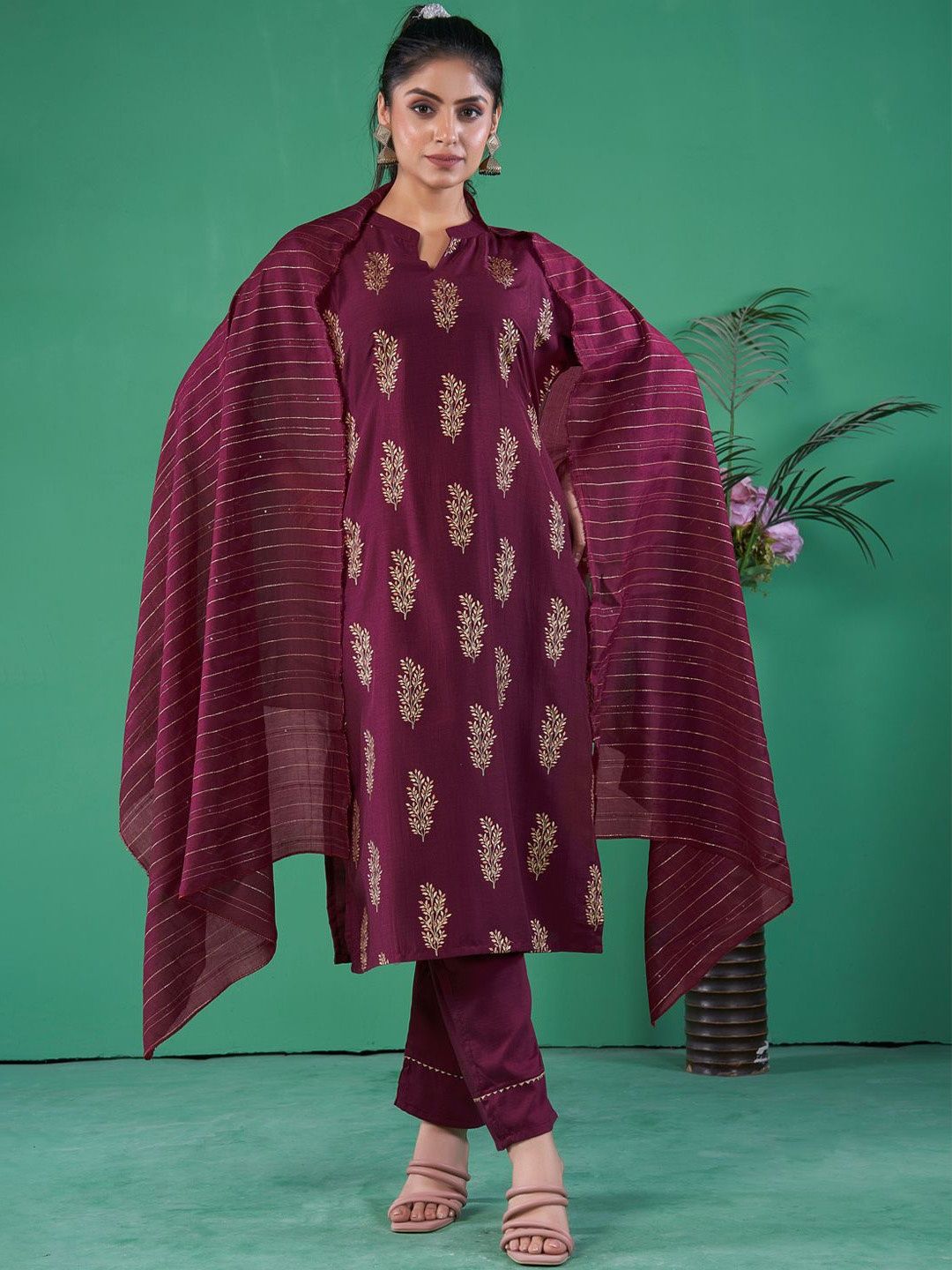 

STYLE SAMSARA Floral Printed Mandarin Collar Straight Kurta with Trousers & Dupatta, Maroon