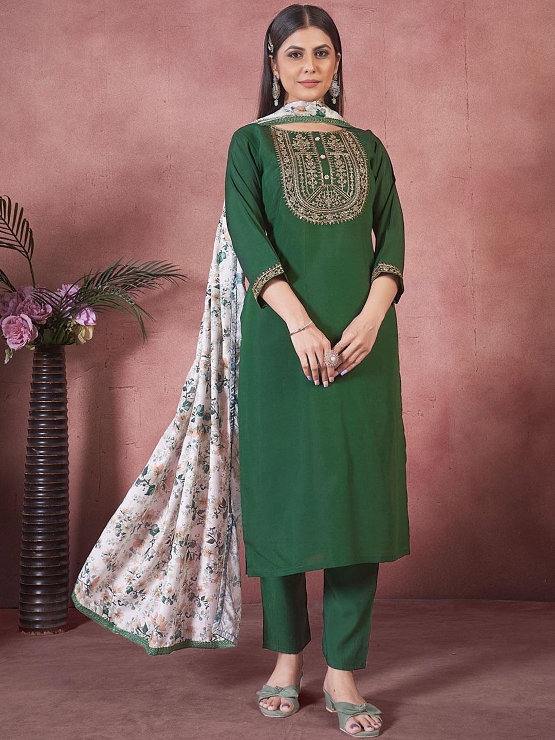 

MINGORA Floral Yoke Design Regular Sequinned Straight Kurta With Trousers & Dupatta, Green