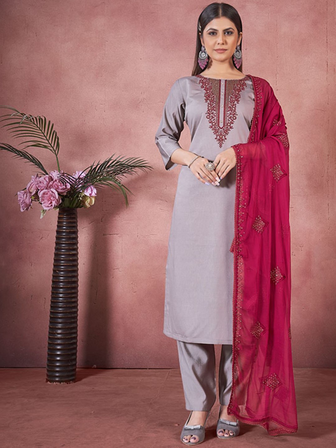 

MINGORA Floral Yoke Design Regular Beads & Stones Straight Kurta With Trousers & Dupatta, Grey