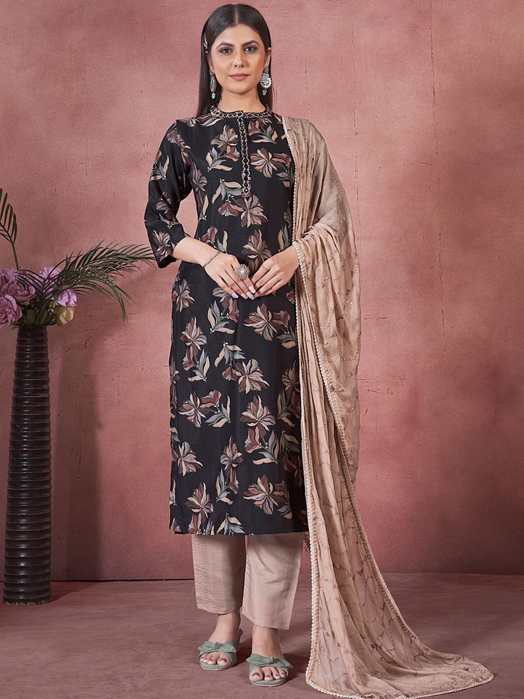 

MINGORA Women Floral Printed Regular Mirror Work Kurta with Trousers & With Dupatta, Black