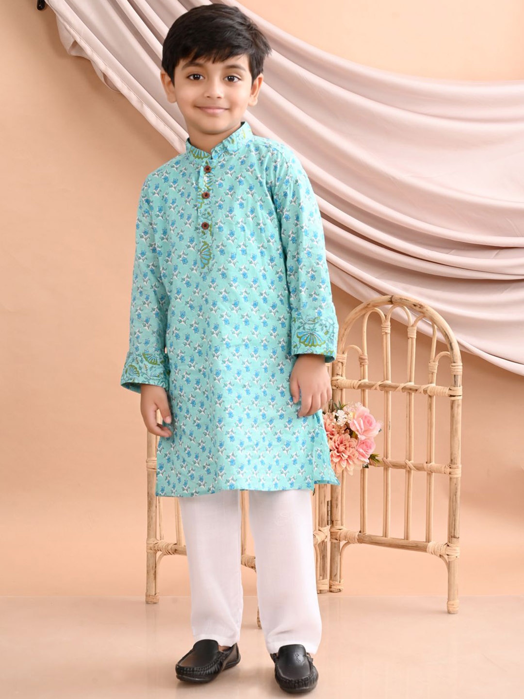 

Sangria Boys Blue Floral Printed Pure Cotton Straight Kurta With Pyjama