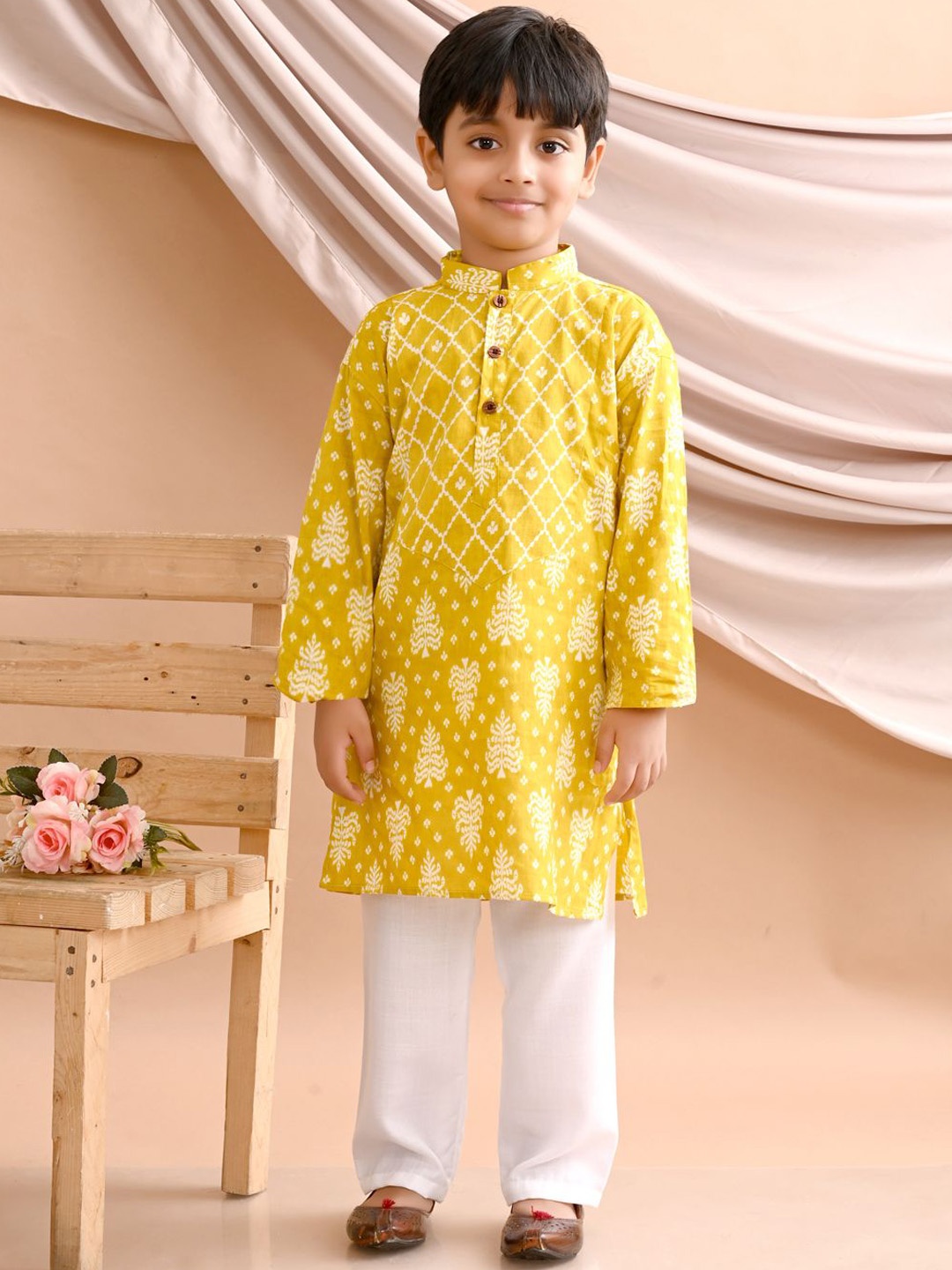 

Sangria Boys Yellow Floral Printed Pure Cotton Straight Kurta With Pyjama