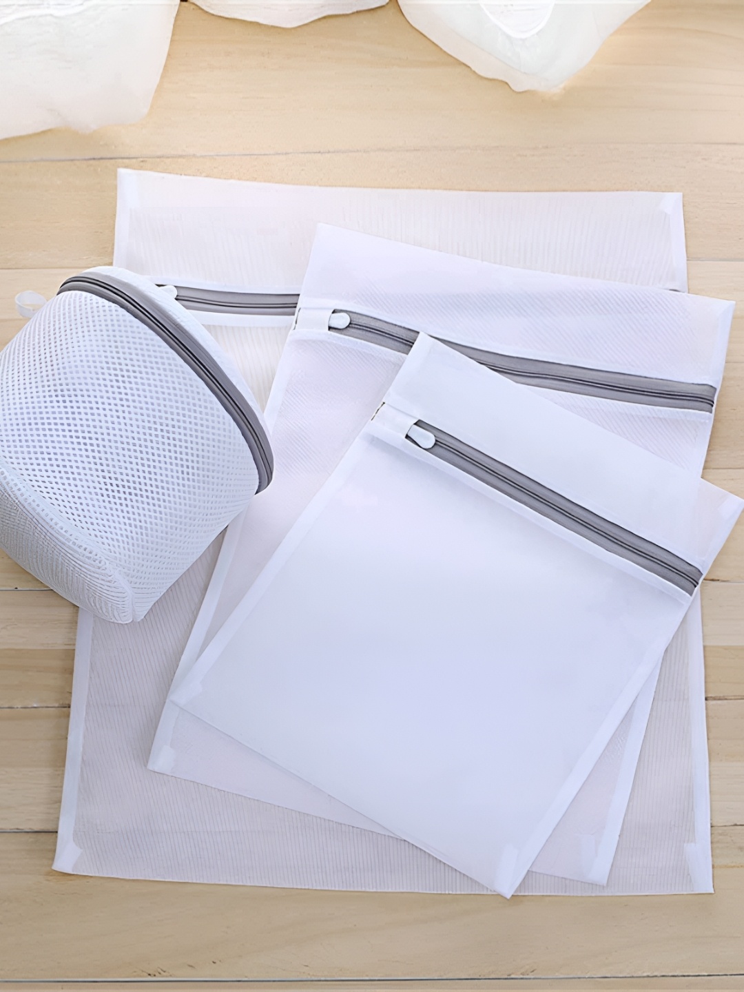 

HomeCloud Grey & White 4 Pieces Printed Foldable Laundry Bags