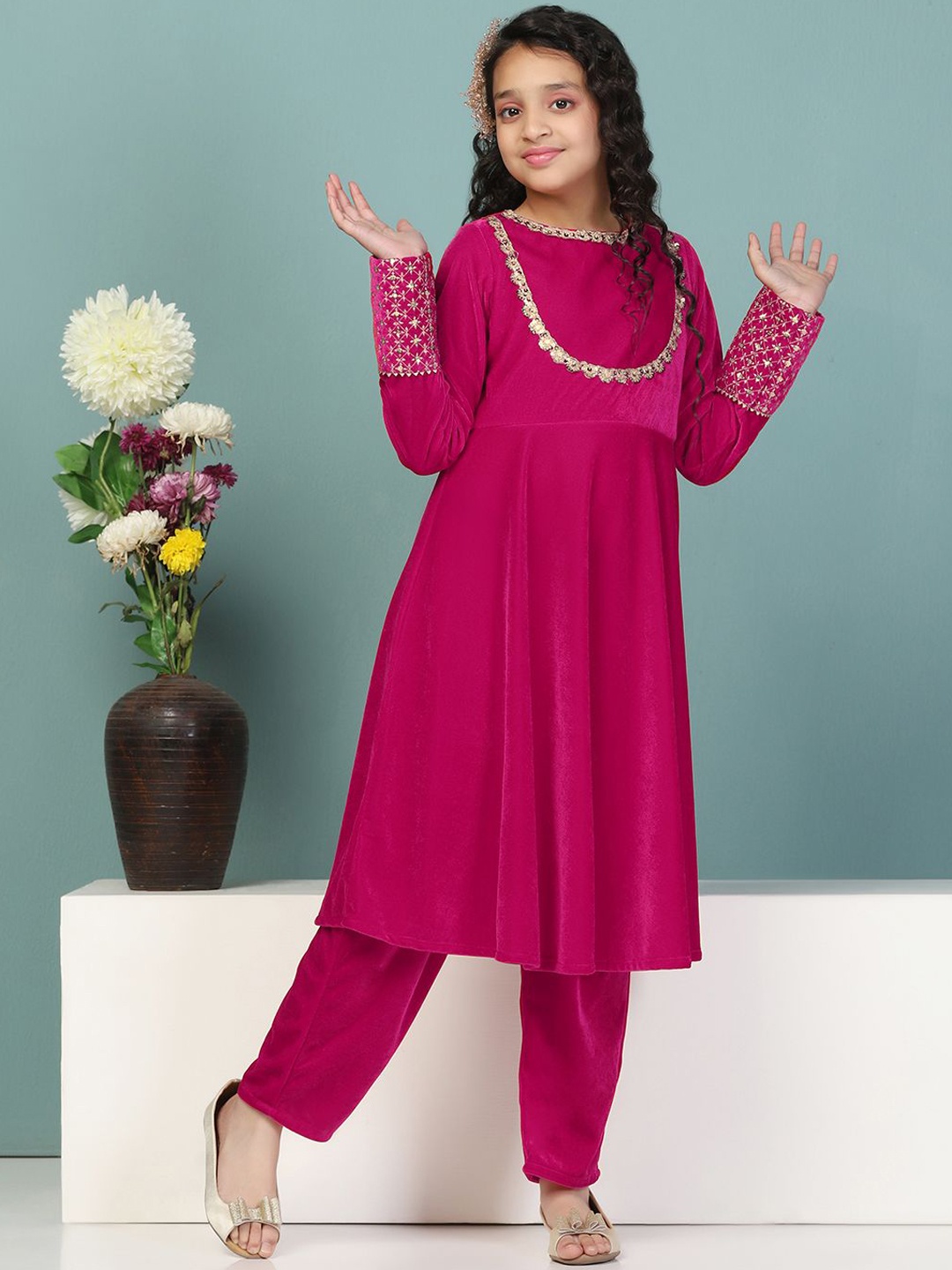 

FASHION DREAM Girls Floral Yoke Design Regular Sequinned Velvet Kurta With Trouser, Pink