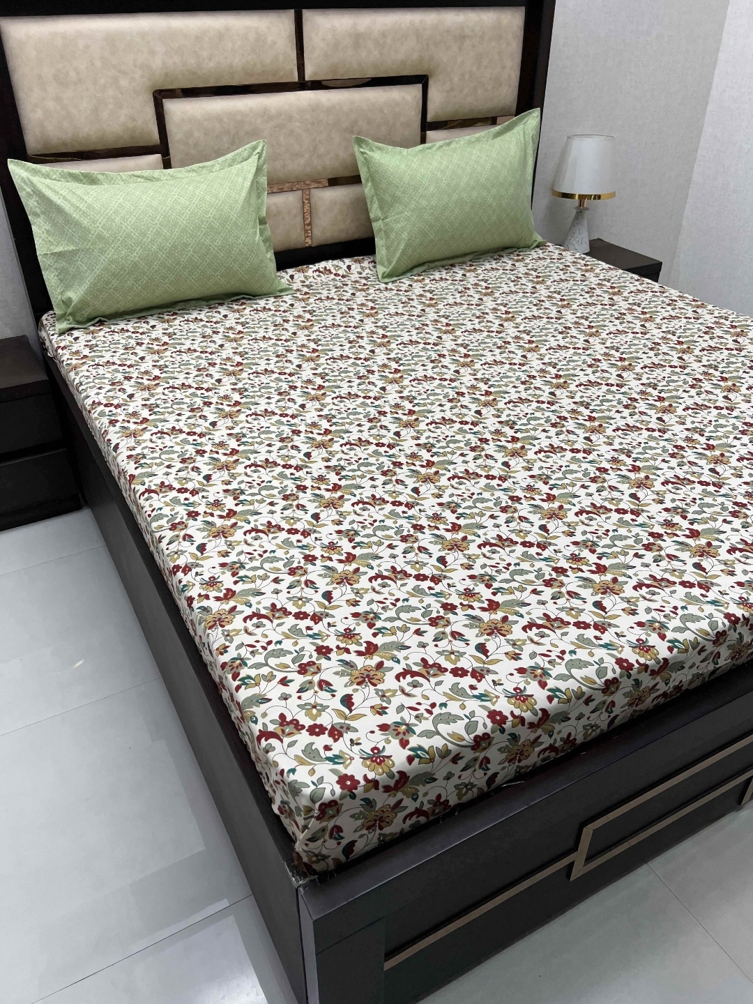 

Pure Decor White & Green Floral Cotton 260 TC King Bedsheet with 2 Pillow Covers