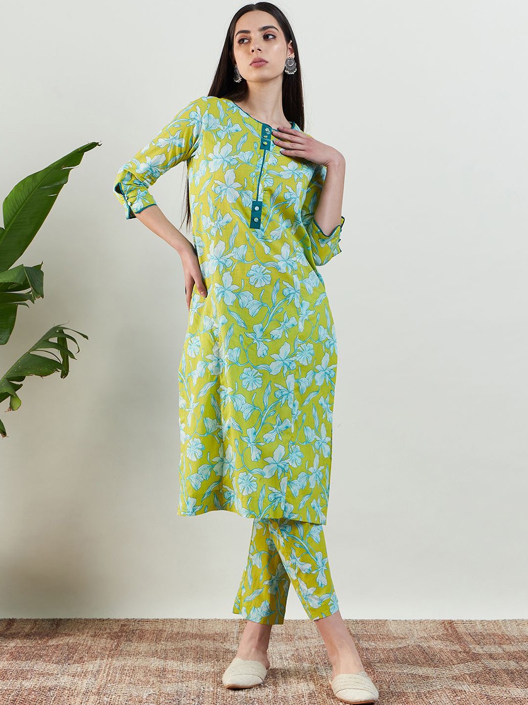 

STADO Floral Printed Round Neck Three-Quarter Sleeves Regular Kurta & Trousers, Green