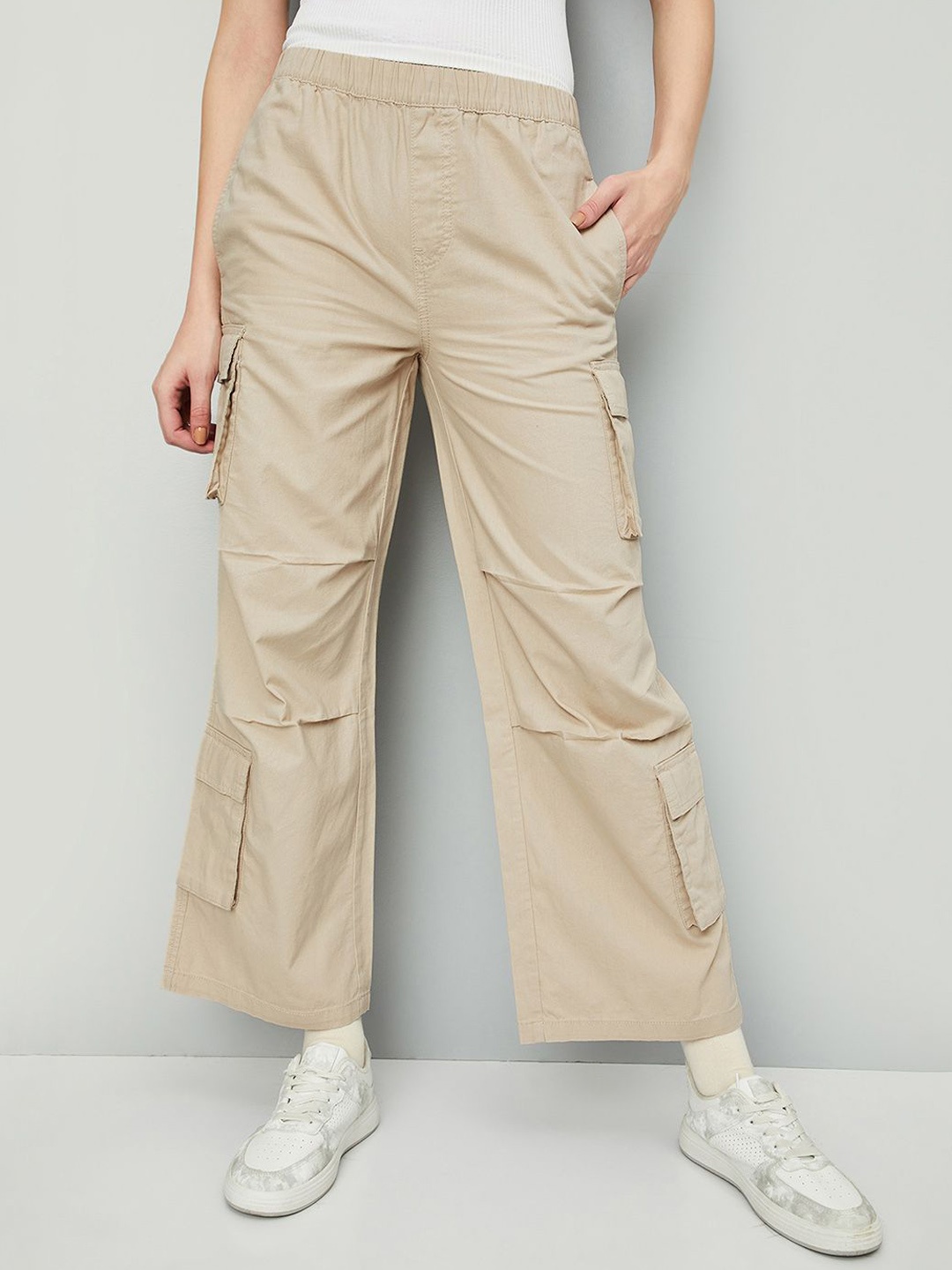 

max Women Cargos Regular Fit Trousers, Beige