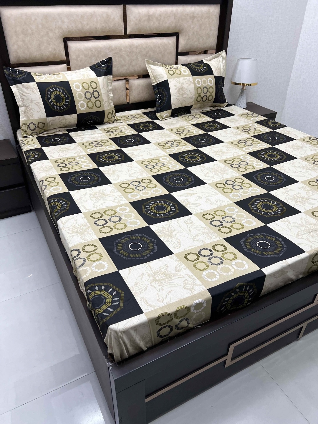 

Pure Decor White & Black Geometric Cotton 380 TC King Bedsheet with 2 Pillow Covers