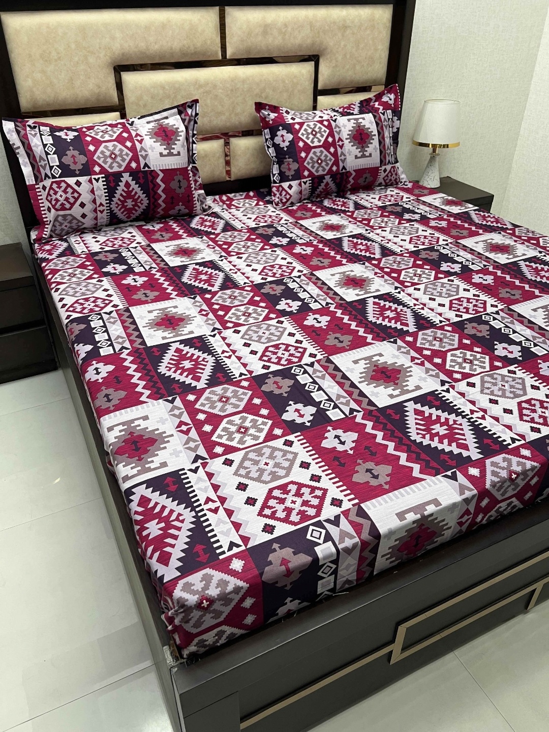 

Pure Decor Maroon & White Geometric Cotton 380 TC King Bedsheet with 2 Pillow Covers