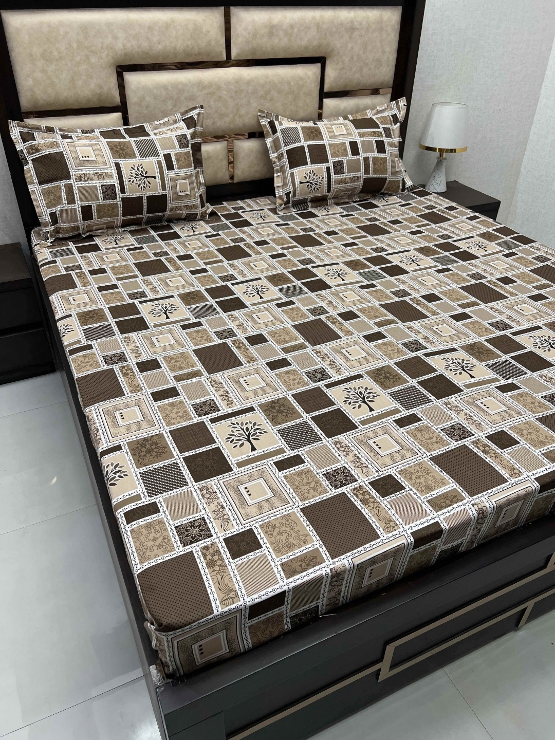 

Pure Decor Brown & White Geometric Cotton 380 TC King Bedsheet with 2 Pillow Covers