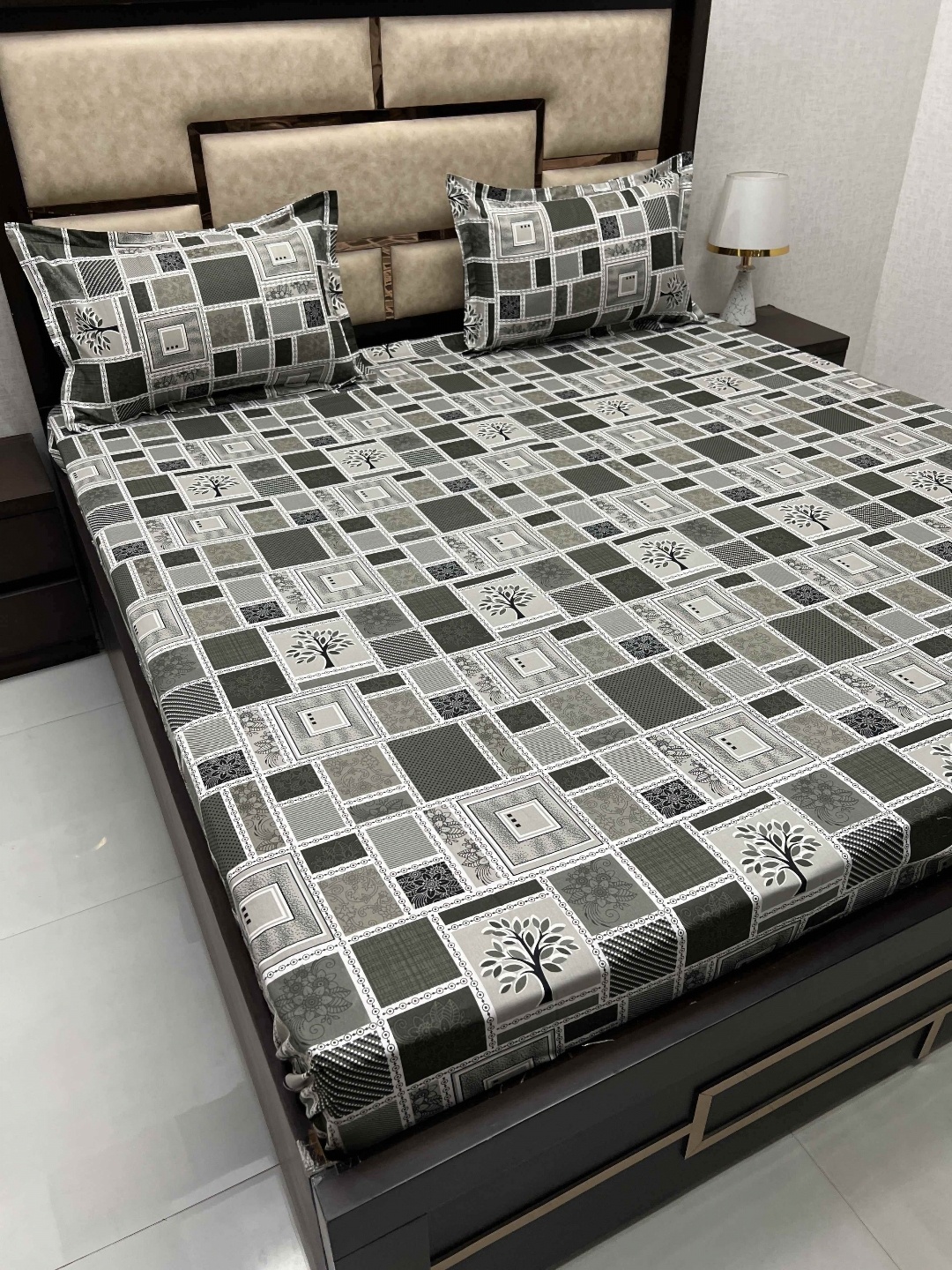 

Pure Decor Grey & White Geometric Cotton 380 TC King Bedsheet with 2 Pillow Covers