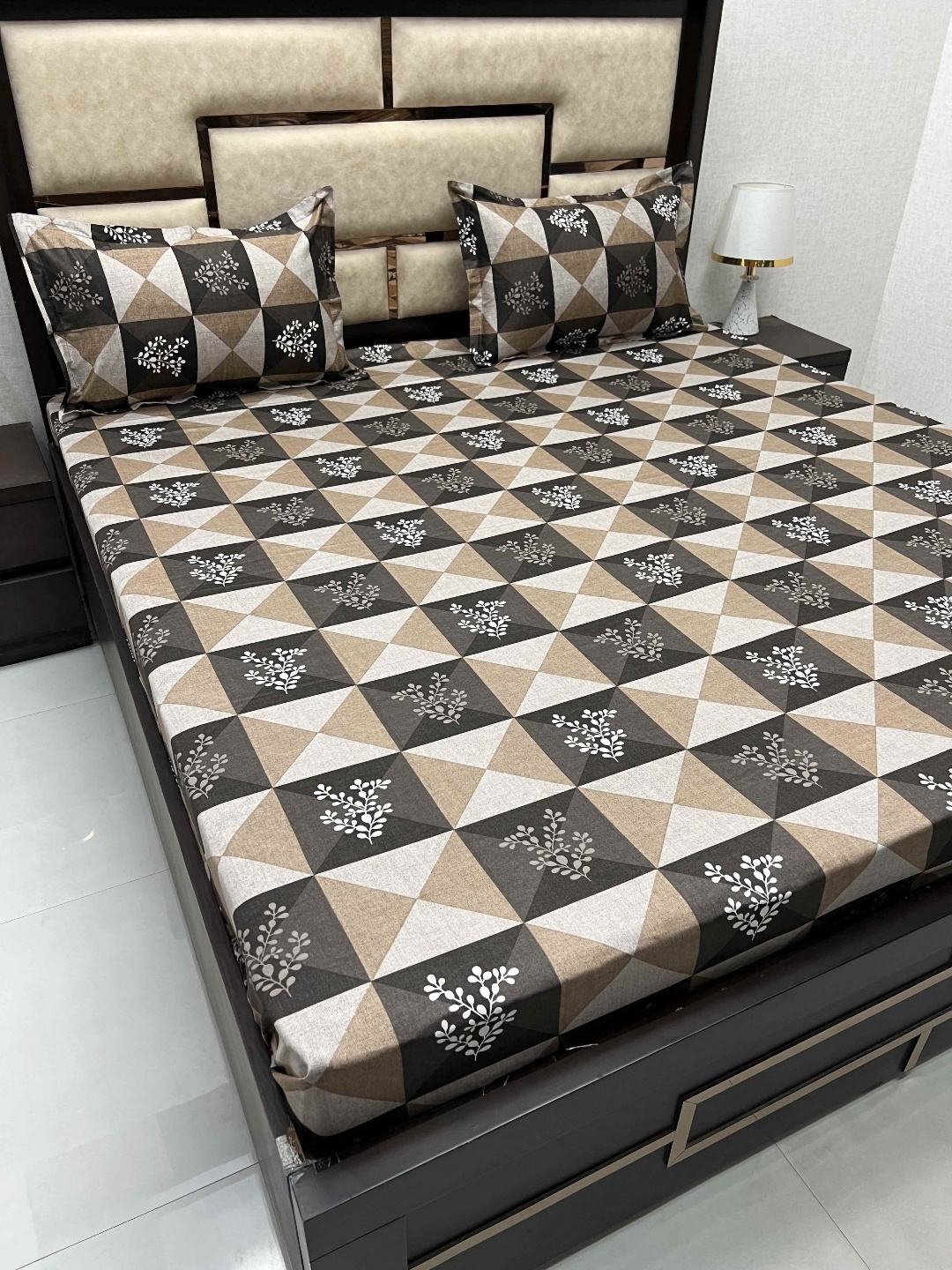 

Pure Decor Brown & Grey Printed Pure Cotton 380 TC Super King Bedsheet & 2 Pillow Covers