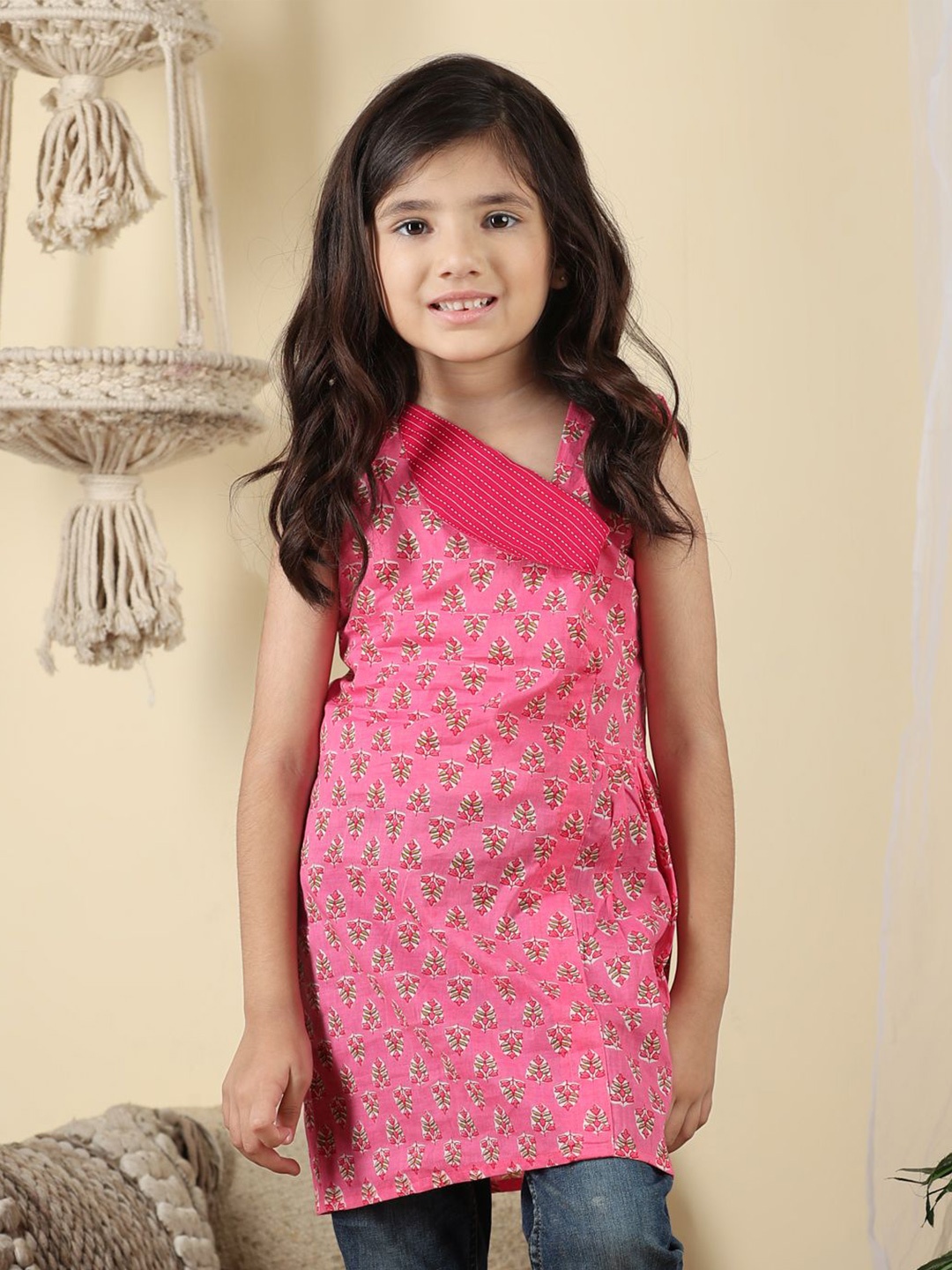 

Sangria Girls Floral Printed Pure Cotton Straight Short Kurtis, Pink