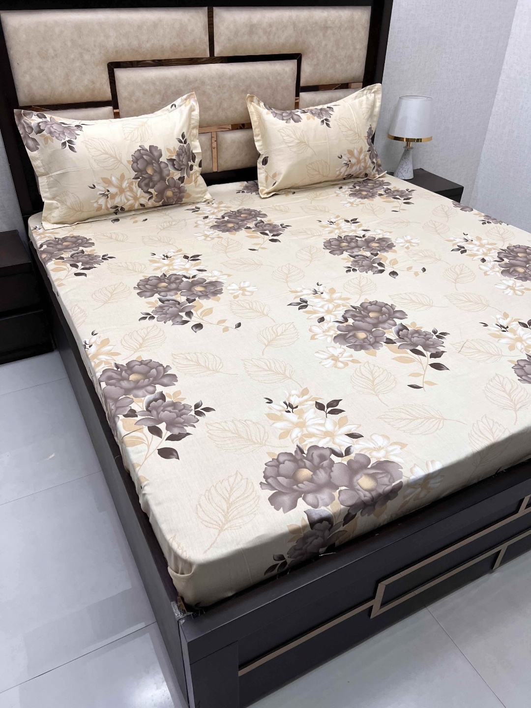 

Pure Decor Yellow & Grey Printed Pure Cotton 380 TC Super King Bedsheet & 2 Pillow Covers