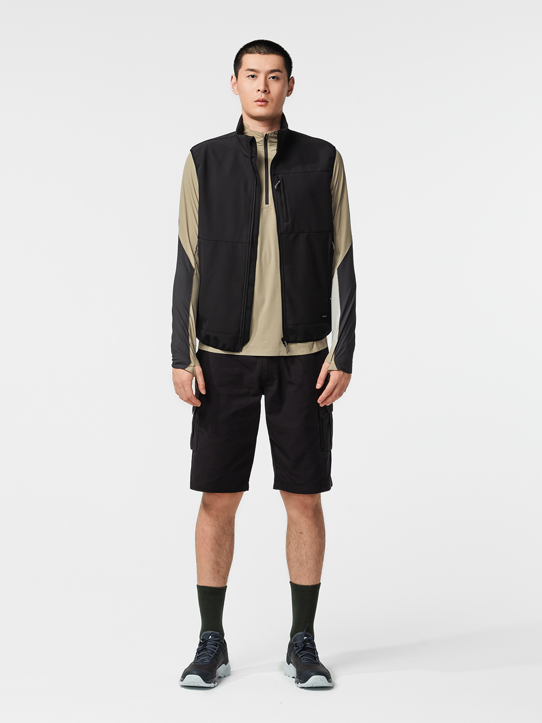 

FORCLAZ By Decathlon Men Sleeveless Black Windcheater Softshell Jacket