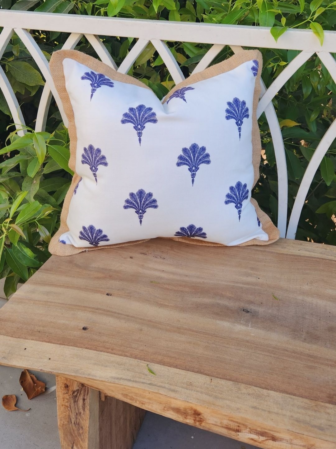 

THROWPILLOW White & Blue Ethnic Motifs Printed Square Cushion Cover