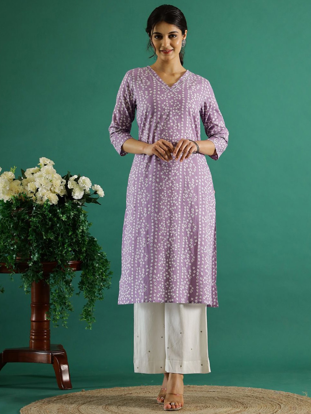 

Sangria Lavender & White Bandhani Printed V-Neck Cotton Straight Kurtas