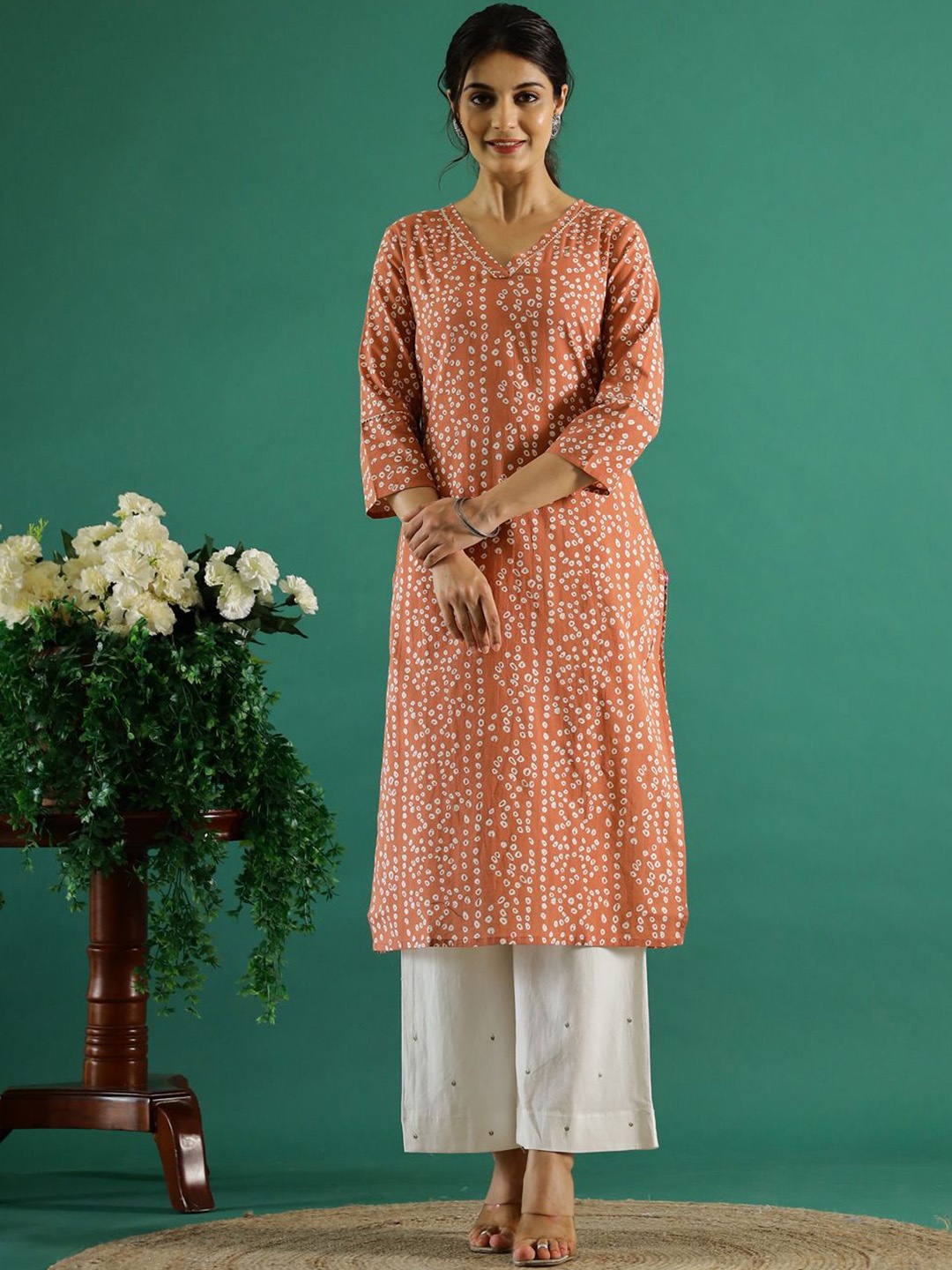 

Sangria Peach & White Bandhani Printed V-Neck Cotton Straight Kurtas