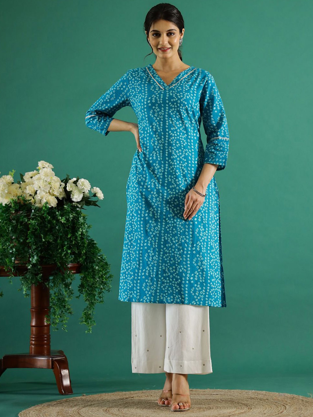 

Sangria Blue & White Bandhani Printed V-Neck Cotton Straight Kurtas