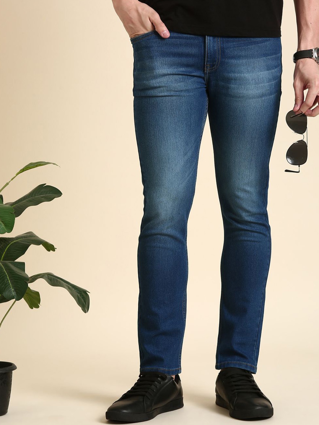 

Mast & Harbour Men Blue Skinny Fit Clean Look Whiskers & Chevrons Stretchable Jeans