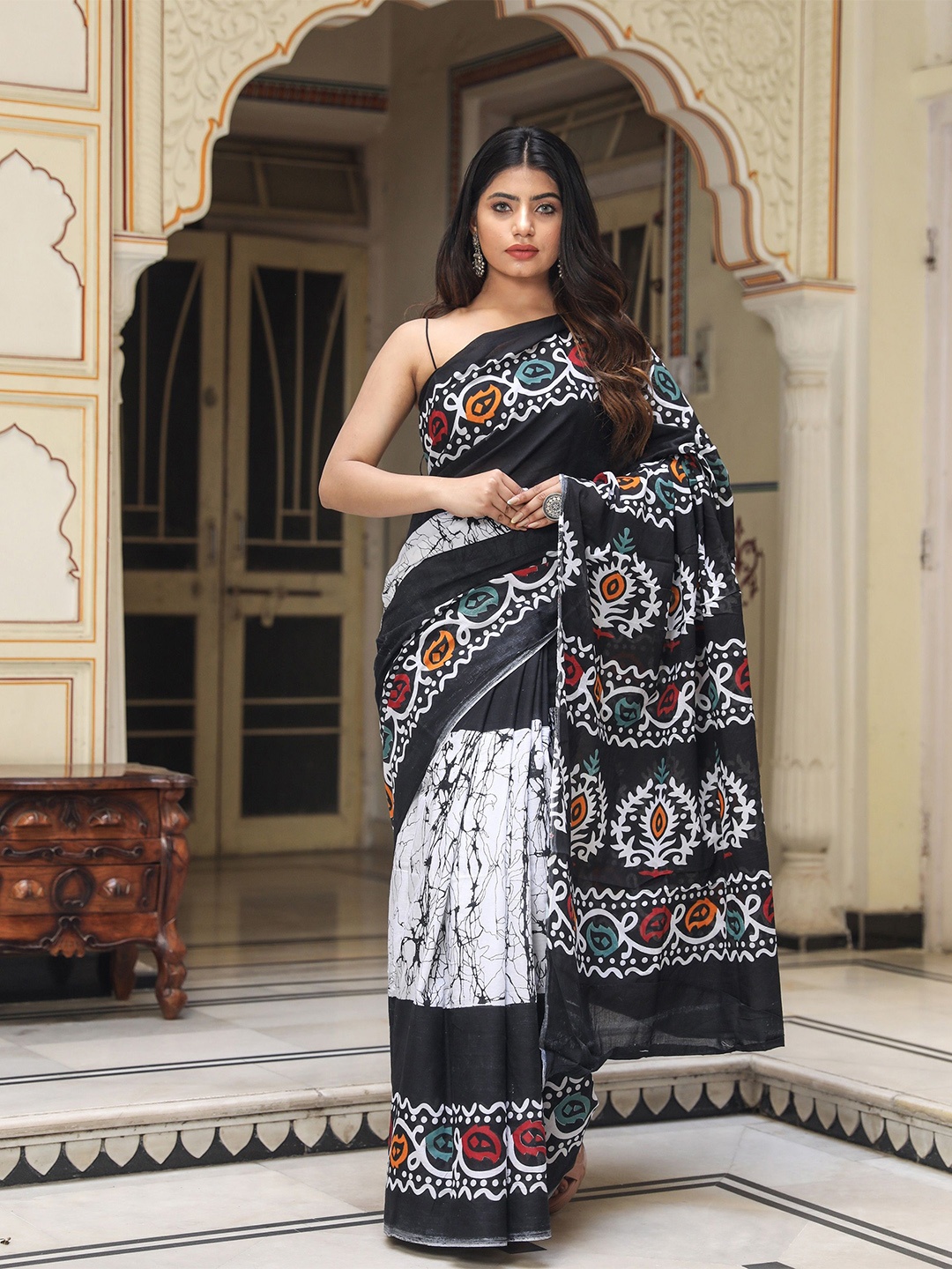 

JAIPURI PRINT Ethnic Motifs Pure Cotton Batik Print Saree, Black