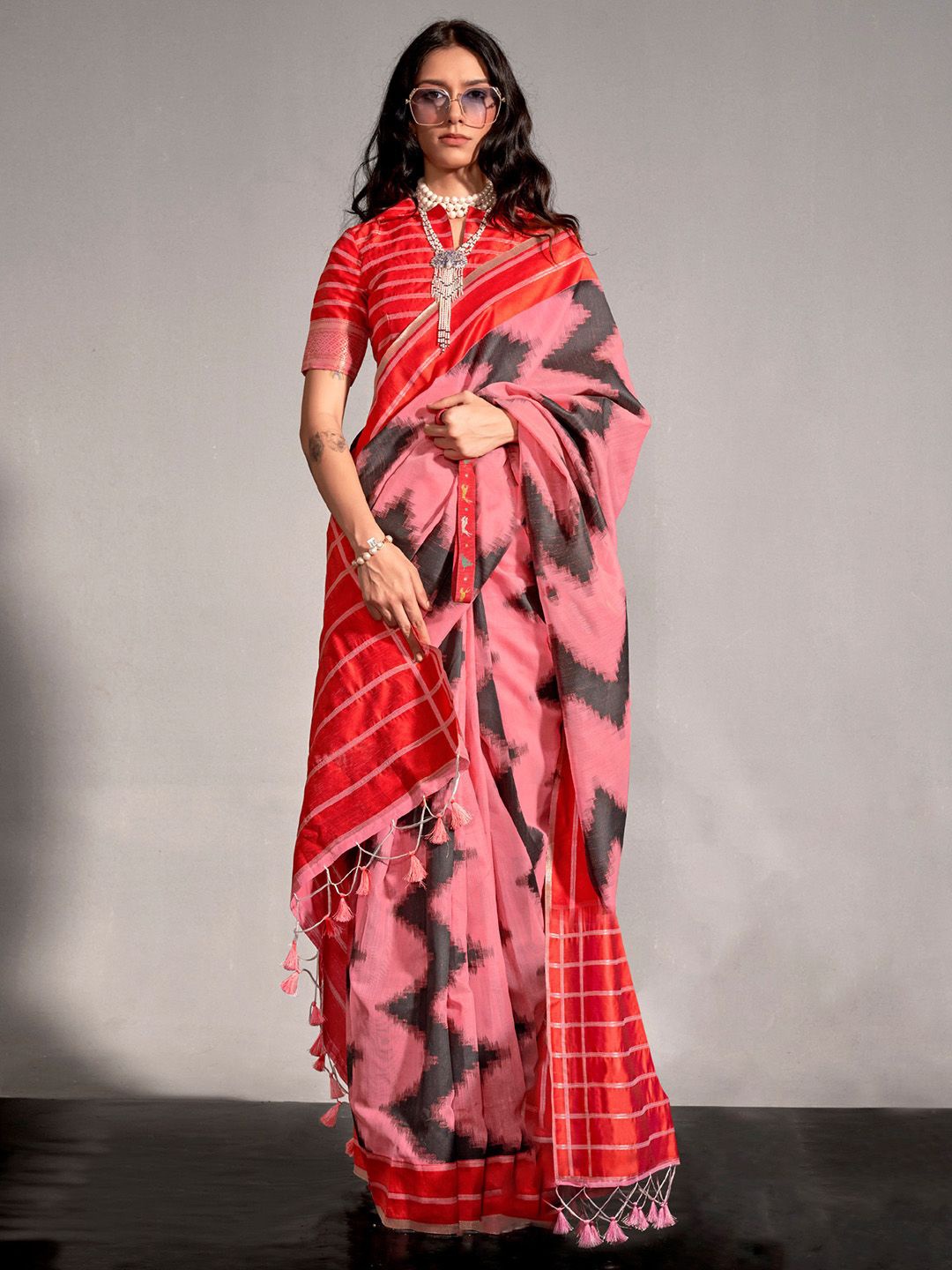 

Mitera Woven Design Zari Saree, Pink