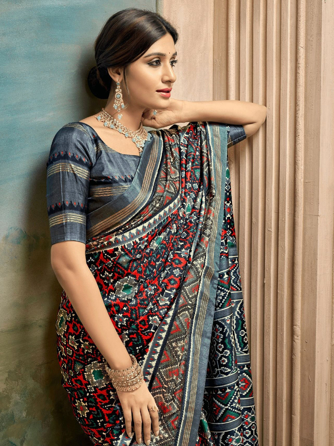 

AVANSHEE Ethnic Motifs Sambalpuri Saree, Grey