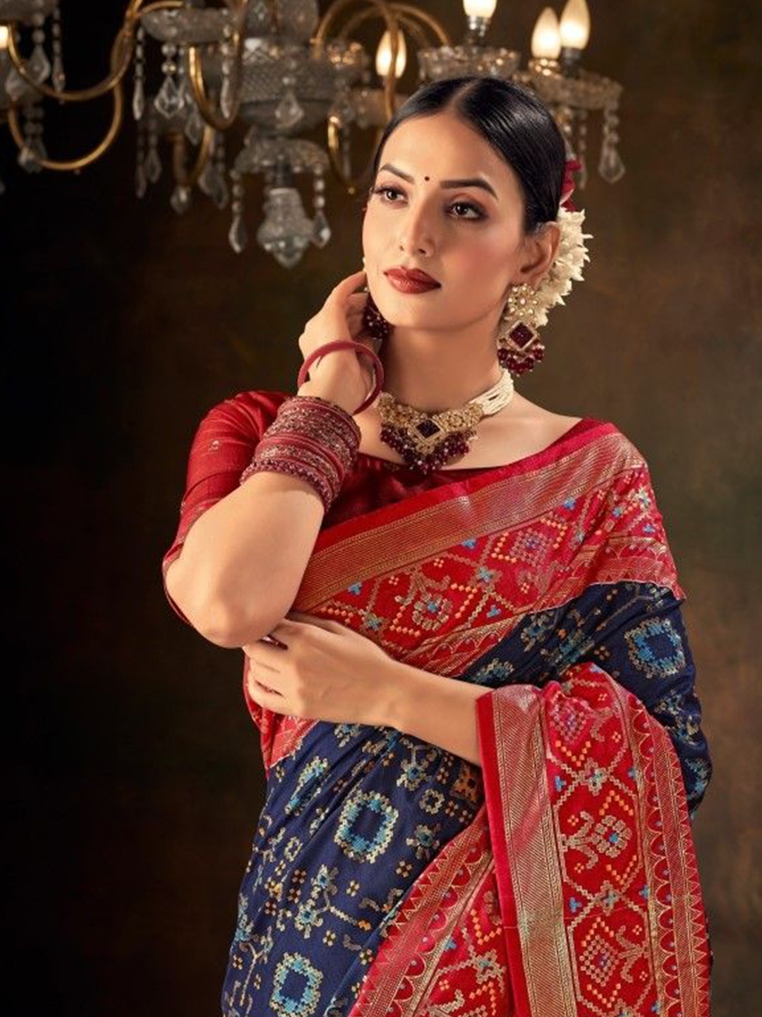 

AVANSHEE Ethnic Motifs Zari Sambalpuri Saree, Navy blue