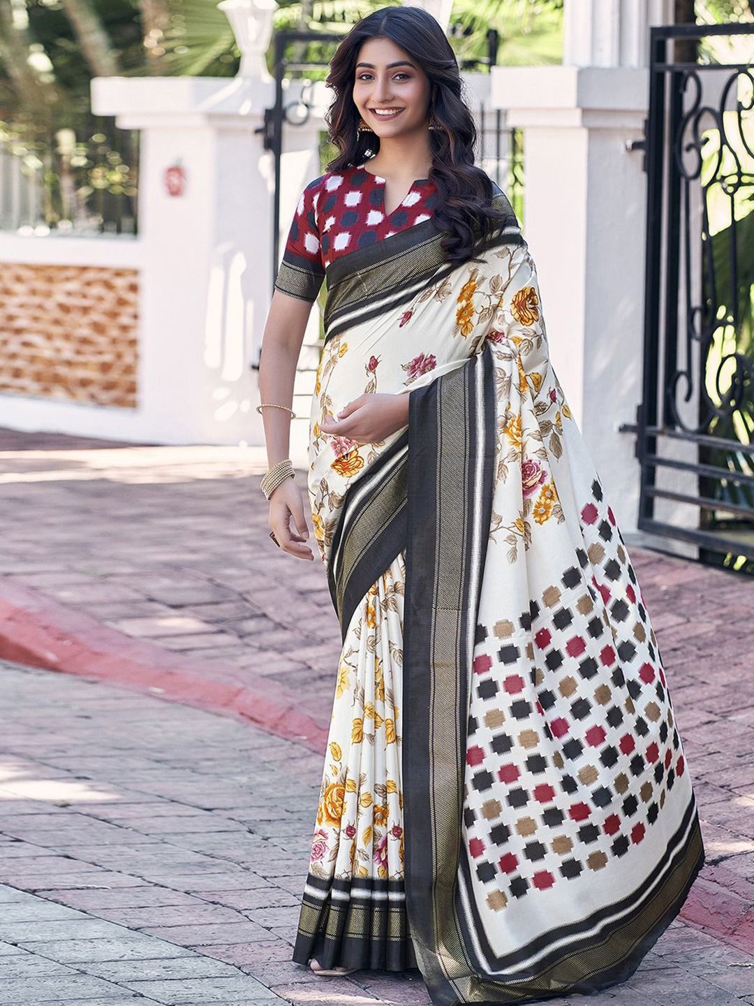 

AVANSHEE Floral Sambalpuri Saree, White