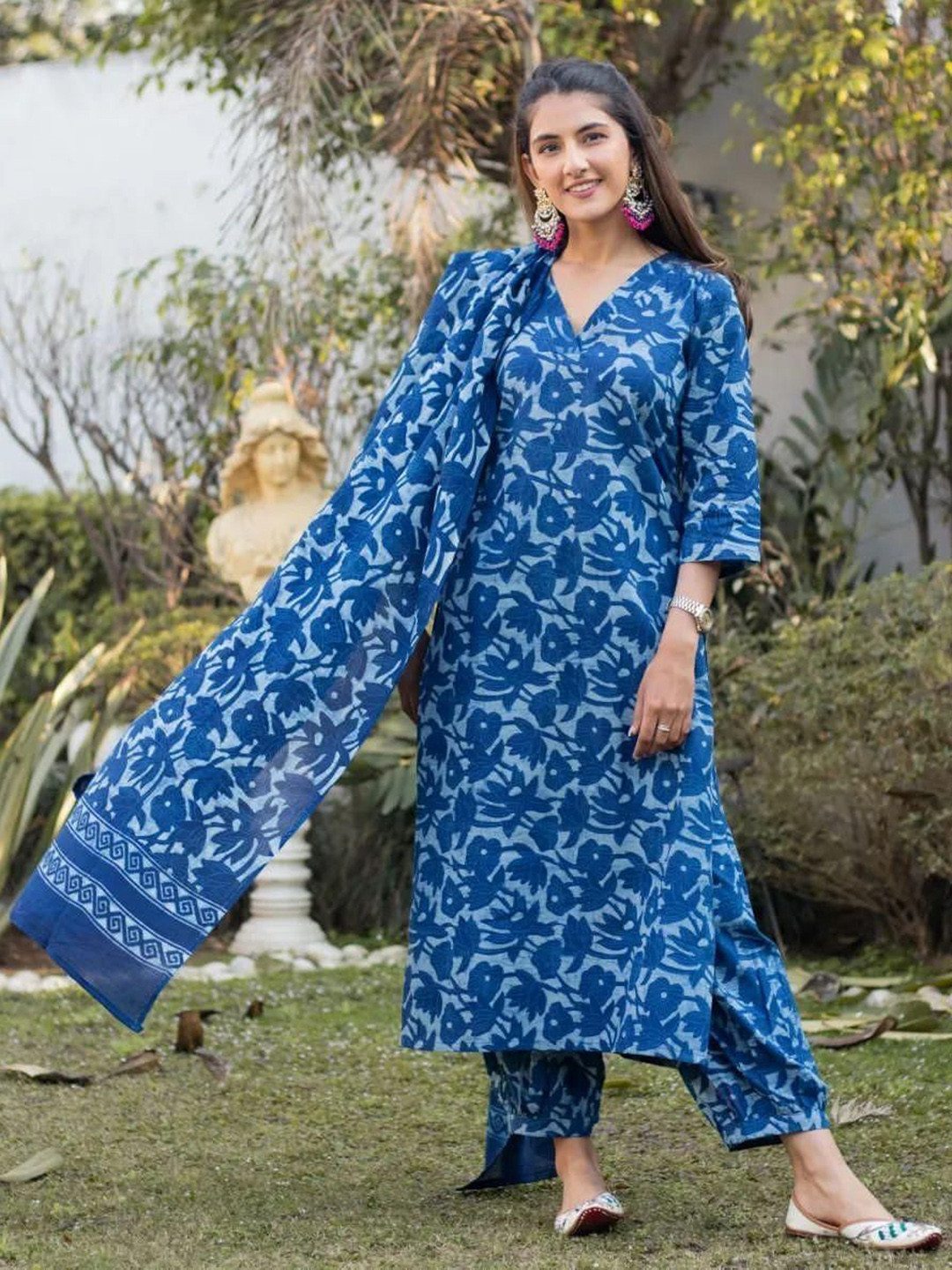 

MANOJAVA Floral Printed V-Neck Straight Kurta with Trousers & Dupatta, Blue