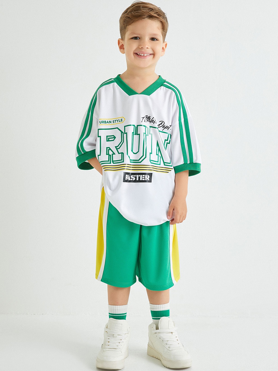 

Koton Boys Colourblocked Mid-Rise Shorts, Green