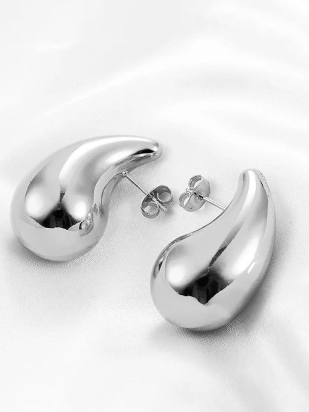 

Xivir Silver-Plated Teardrop Shaped Stud Earrings