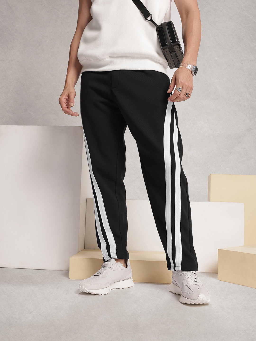 

WROGN Men Side Stripes Oversized Regular Track Pants, Black