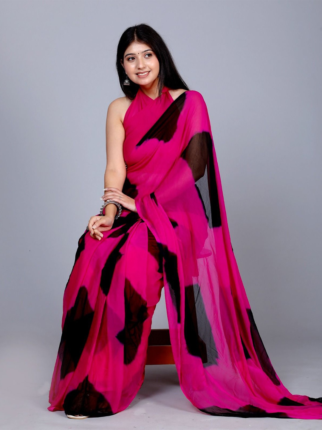 

VL SAREES Abstract Printed Pure Chiffon Bandhani Saree, Black