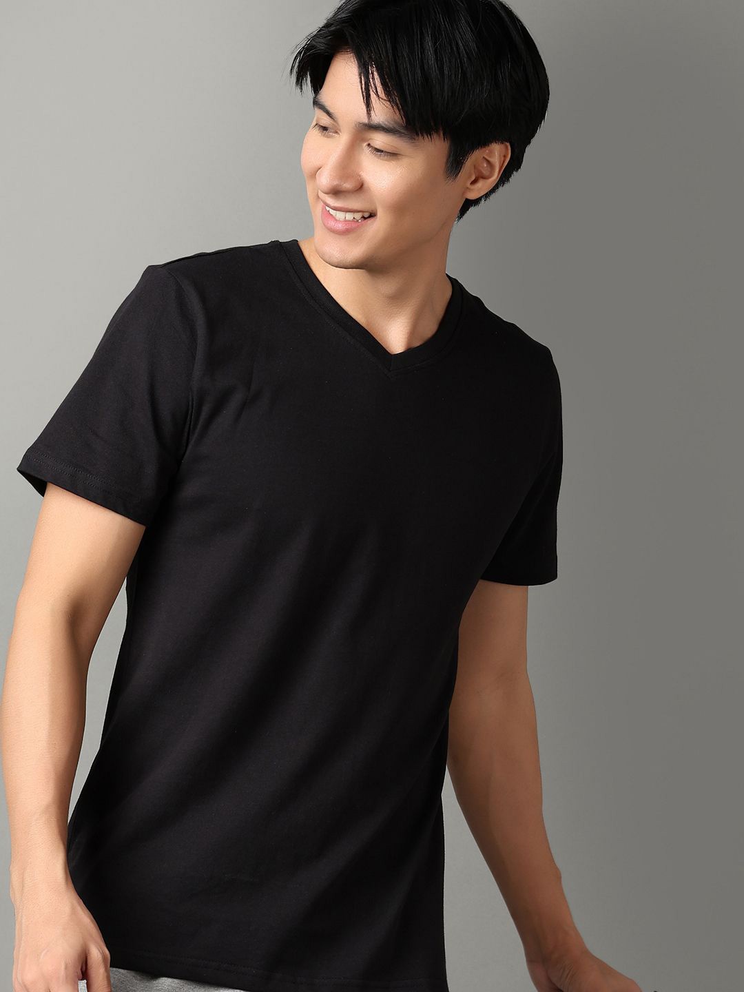 

V-Mart Men Solid V-Neck Cotton Slim Fit T-shirt, Black