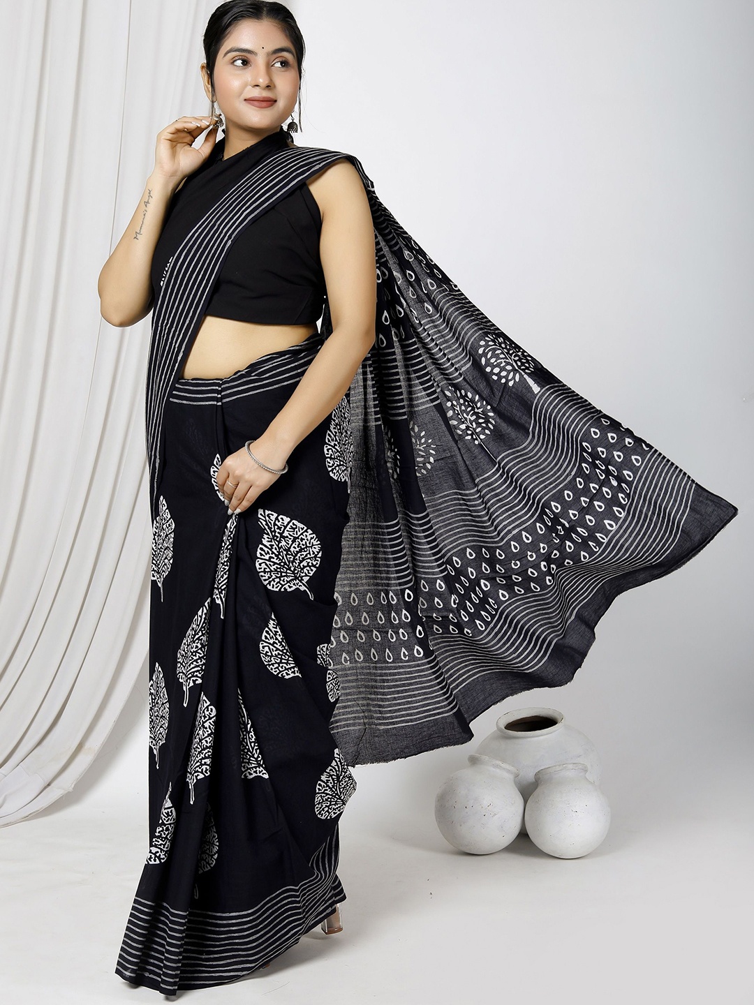 

JAIPURI PRINT Ethnic Motifs Pure Cotton Block Print Saree, Black