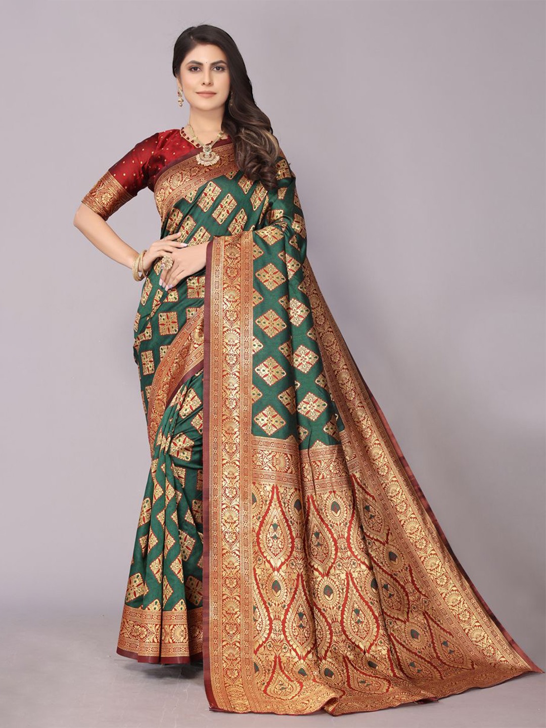 

PERFECT WEAR Woven Design Patola Saree, Green