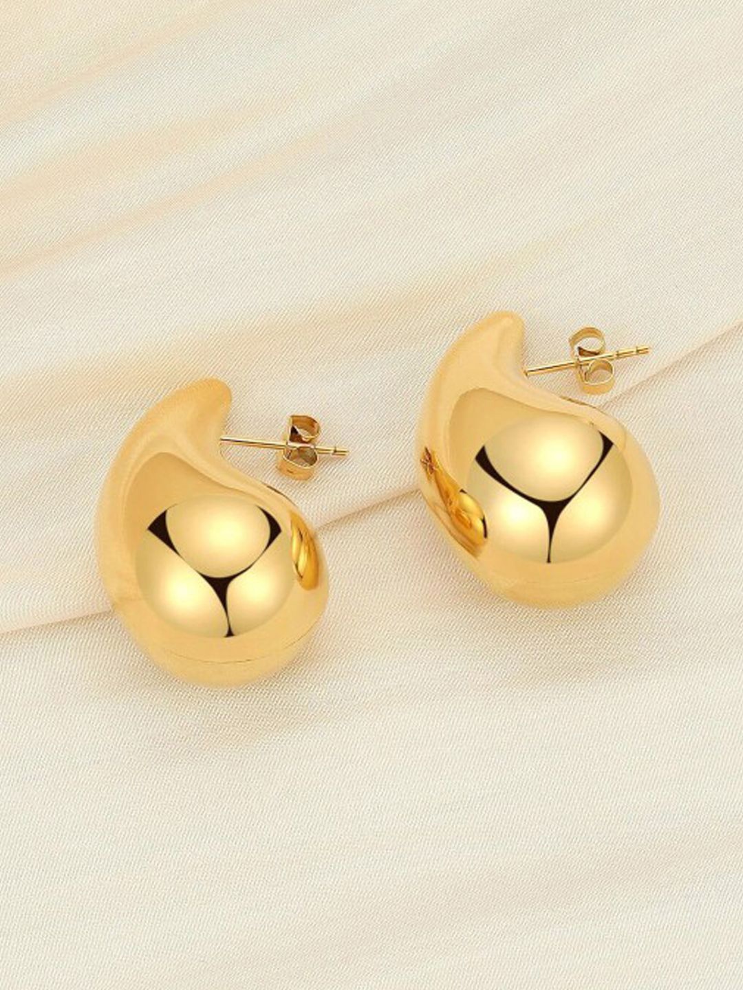 

Xivir Gold Plated Teardrop Shaped Studded Earrings