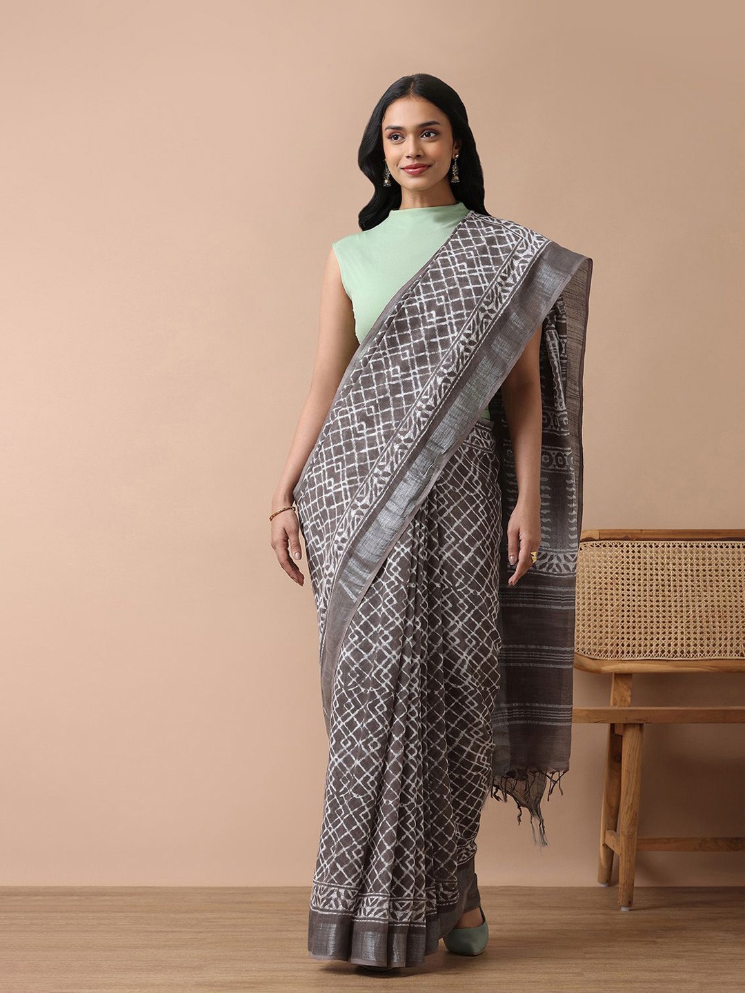 

Taneira Woven Design Dabu Saree, Grey