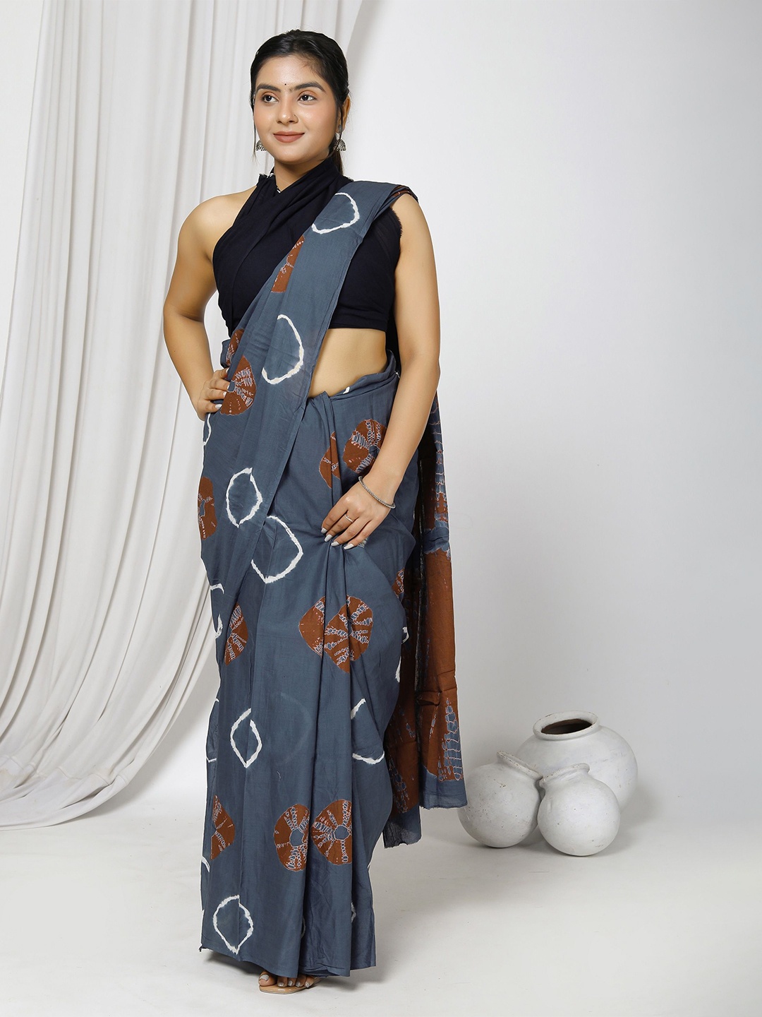 

JAIPURI PRINT Bandhani Pure Cotton Bagru Saree, Grey