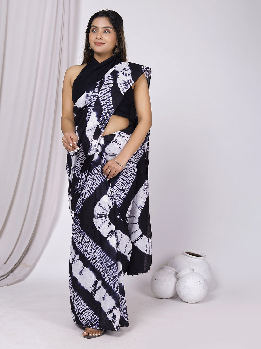 

JAIPURI PRINT Tie and Dye Pure Cotton Bagru Saree, Black