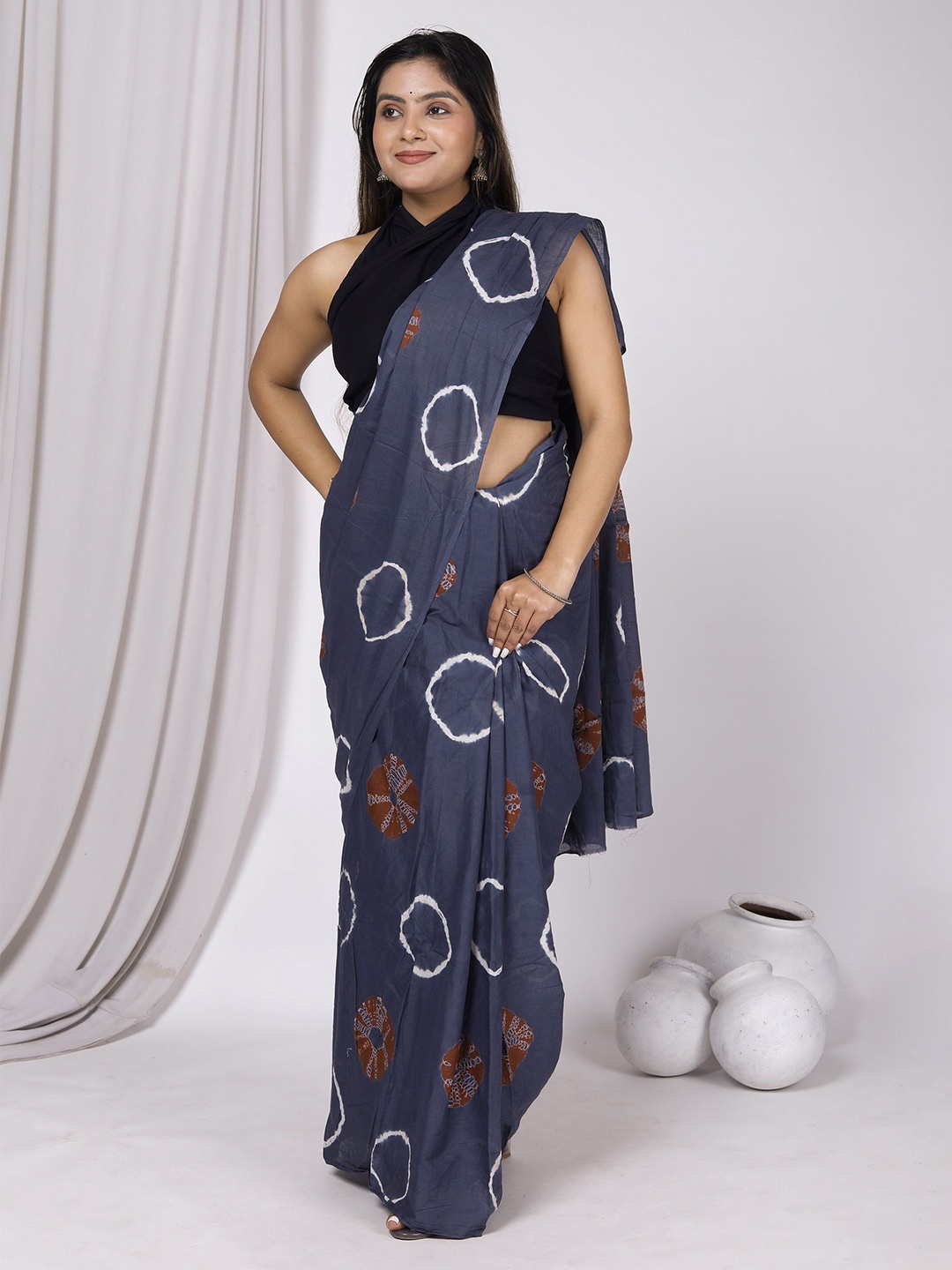 

JAIPURI PRINT Bandhani Pure Cotton Bagru Saree, Grey