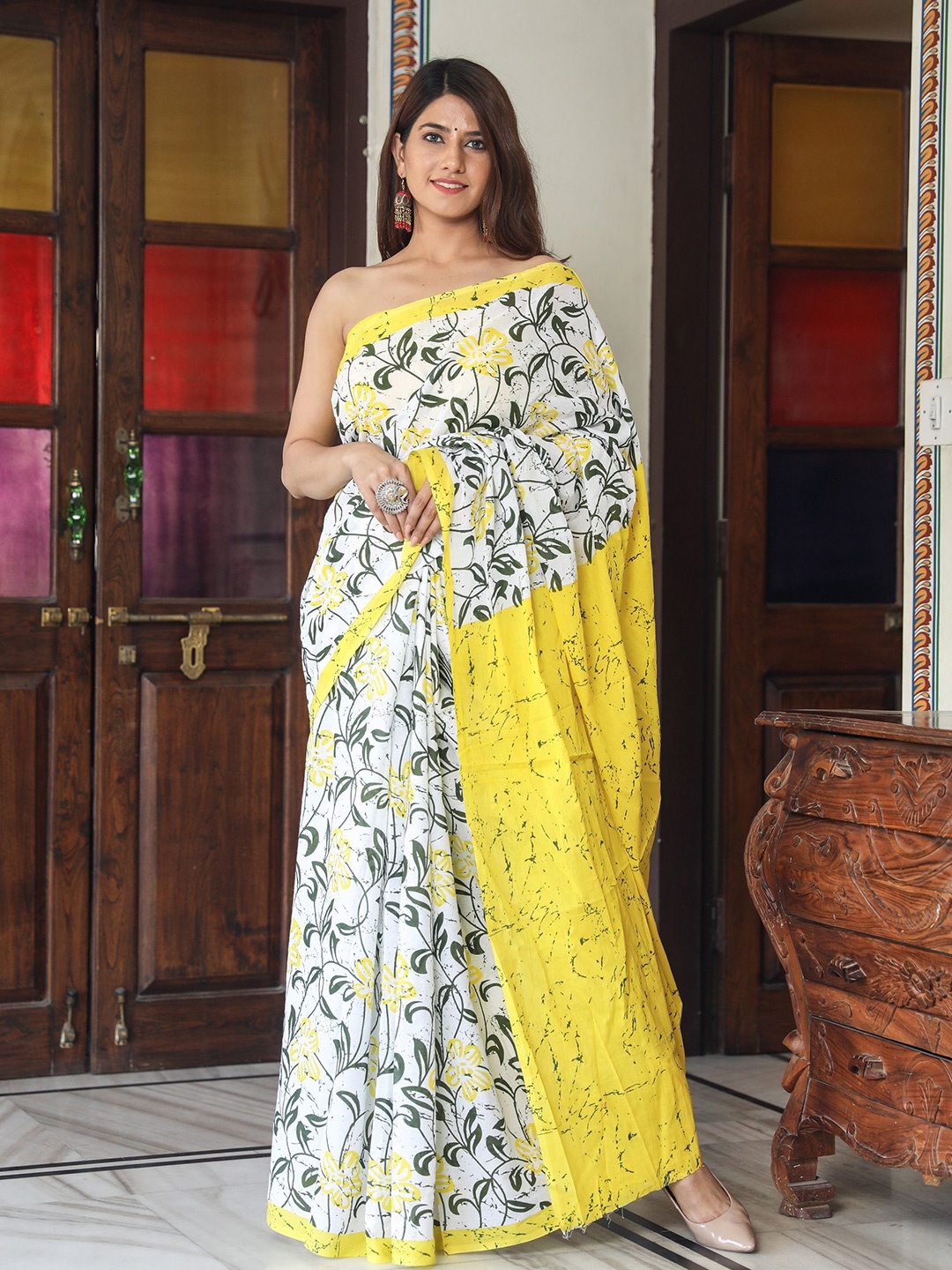 

JAIPURI PRINT Floral Pure Cotton Block Print Saree, White