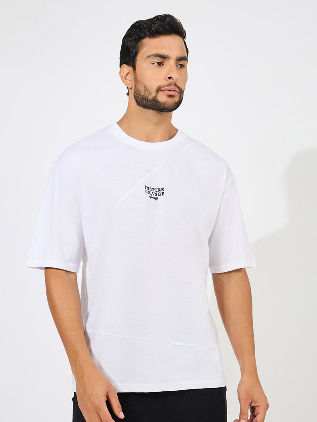 

Styli Men Contrast Embroidered Cut & Sew Oversized T-Shirt, White