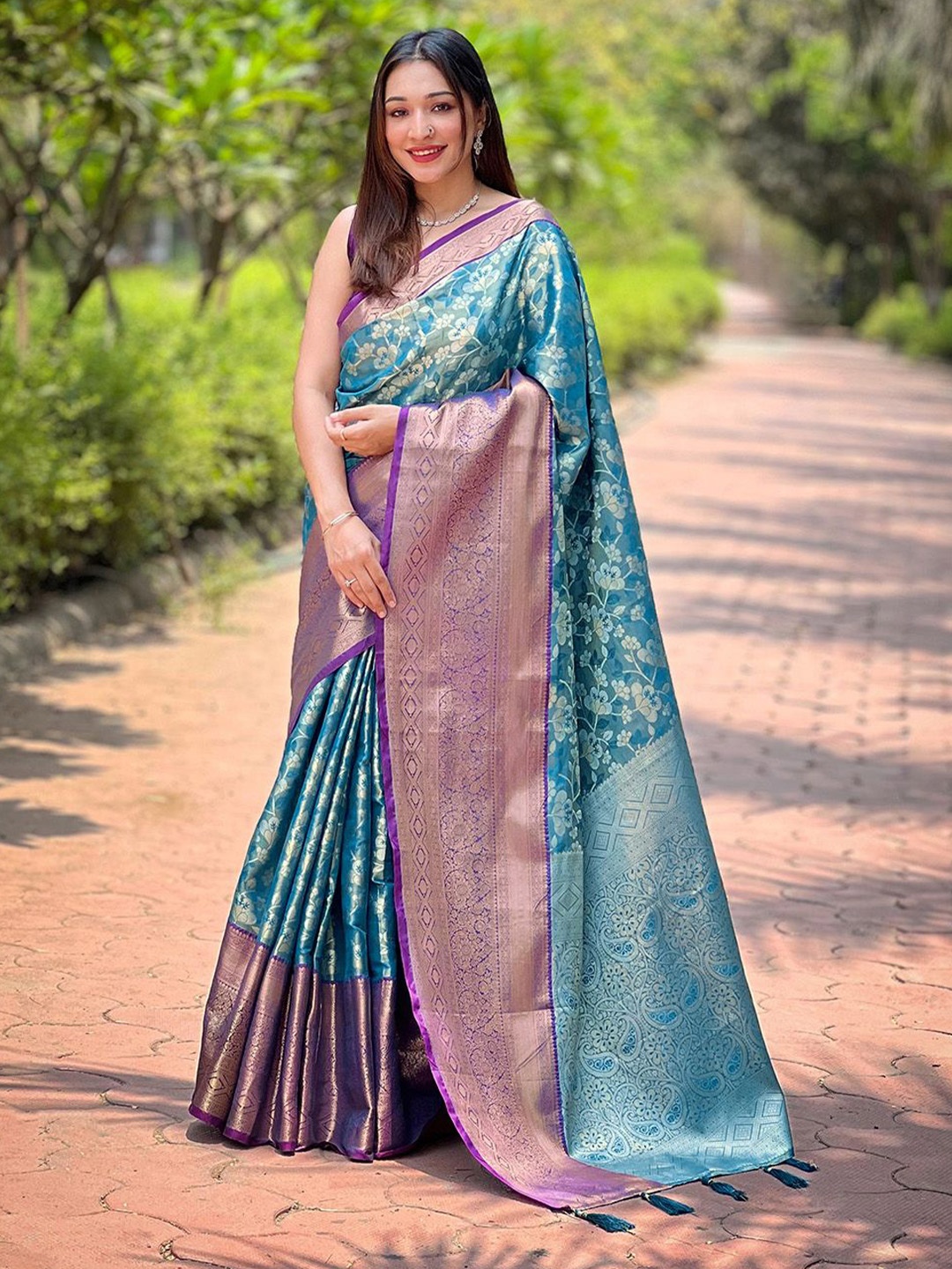 

Ishin Ethnic Motif Zari Woven Banarasi Saree, Turquoise blue