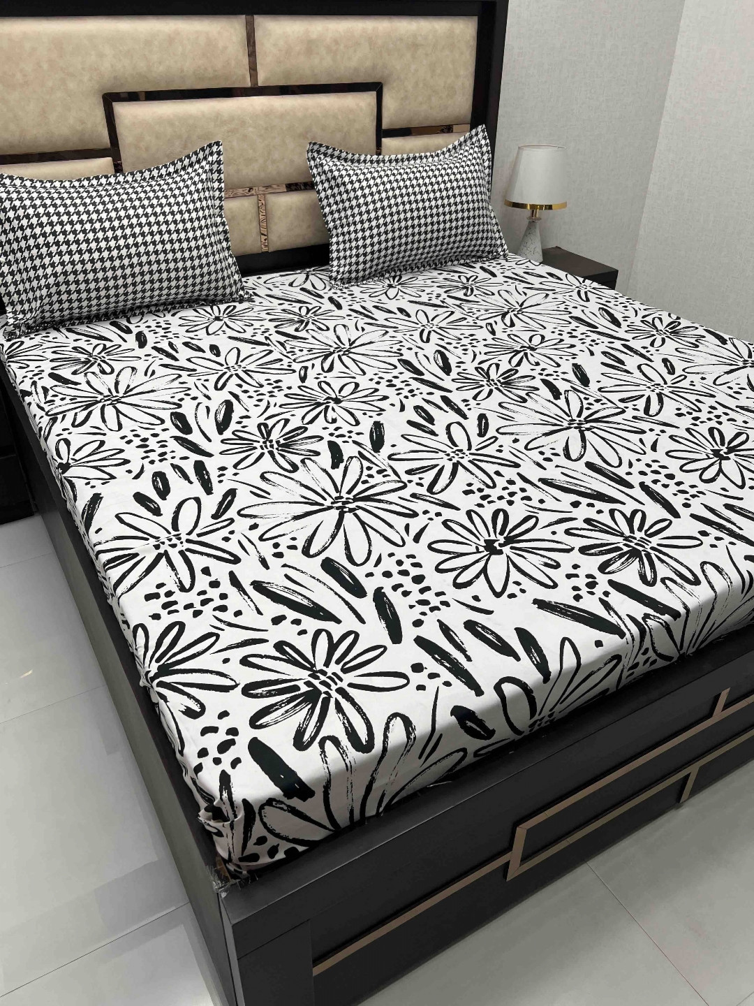 

Pure Decor Black & White Floral Cotton 260 TC King Bedsheet with 2 Pillow Covers