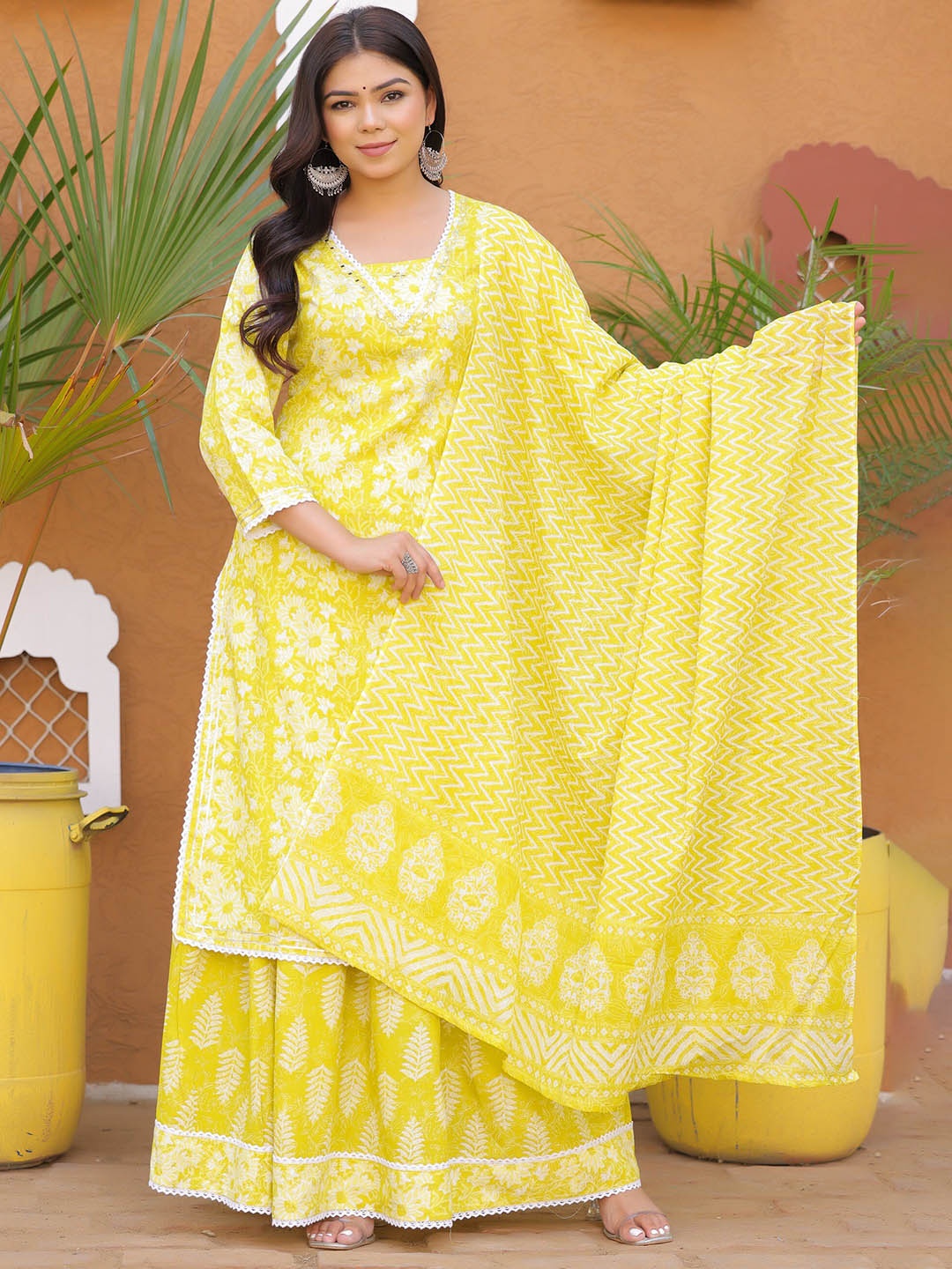 

PARTHVI Floral Printed Gotta Patti Straight Kurta With Skirt & Dupatta, Yellow