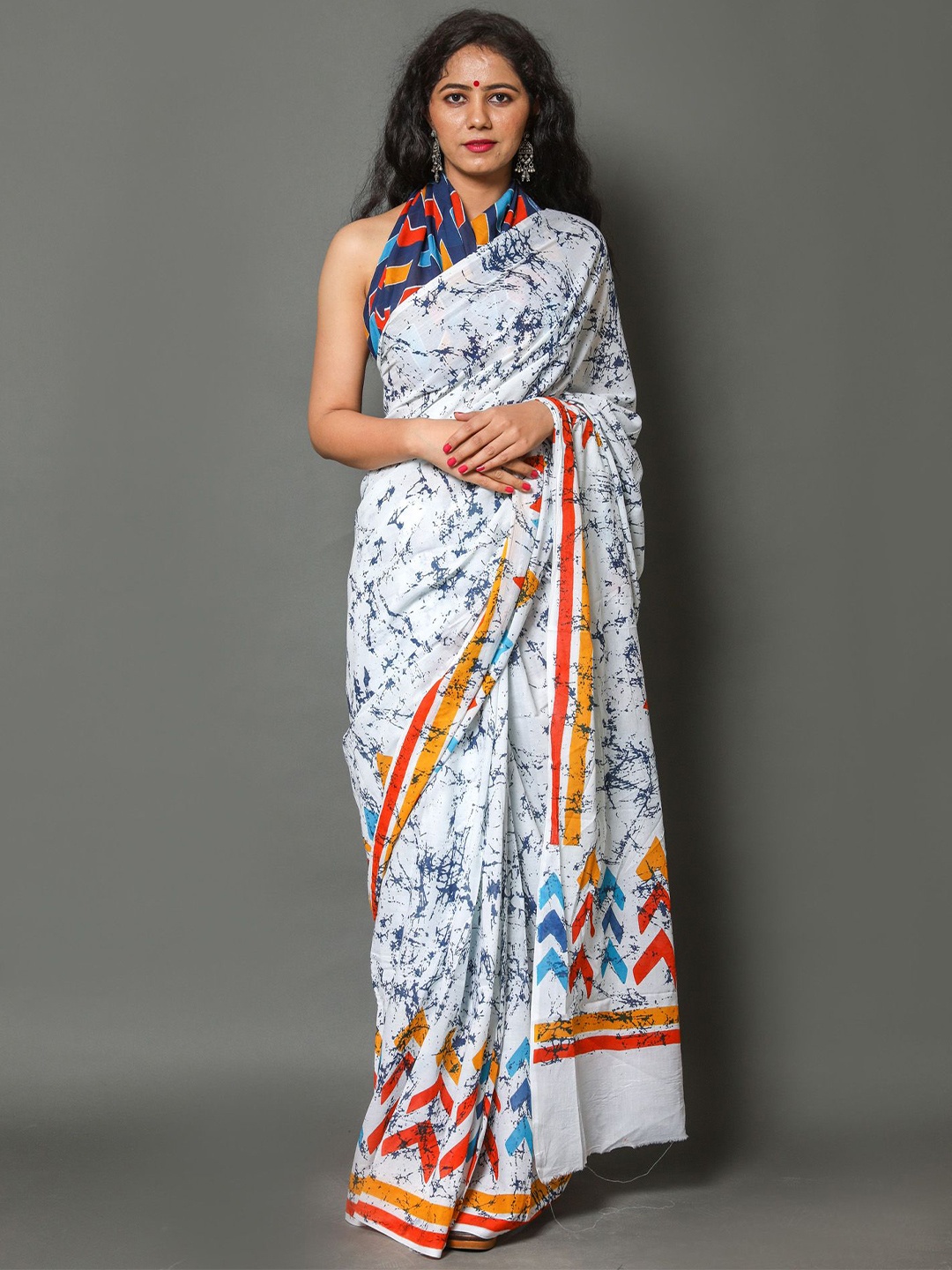 

JAIPURI PRINT Batik Print Pure Cotton Saree With Blouse, White