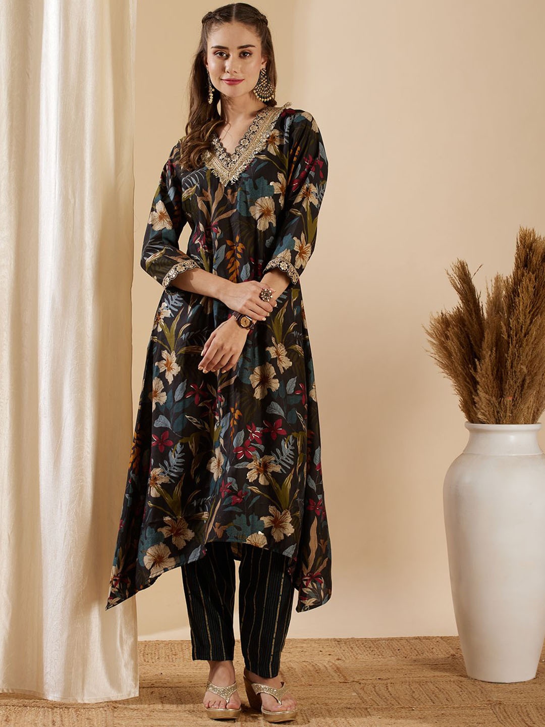 

FASHOR Floral Printed V-Neck A-Line Kurta With Trousers, Black