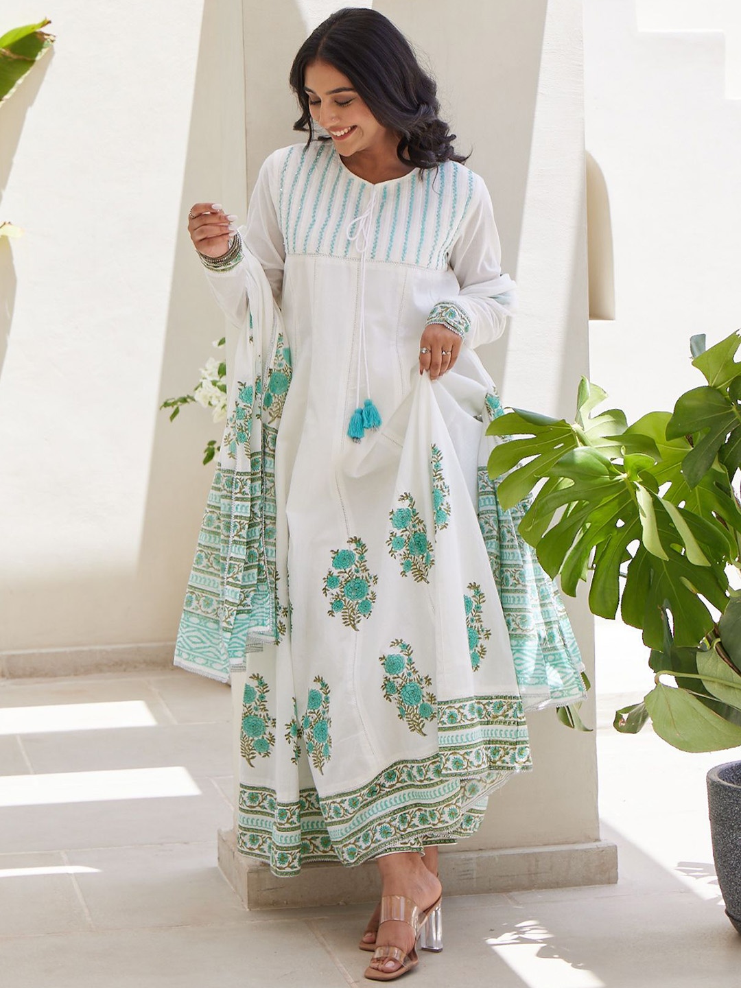 

MAAND Floral Printed Regular Pure Cotton Anarkali Kurta Set, White